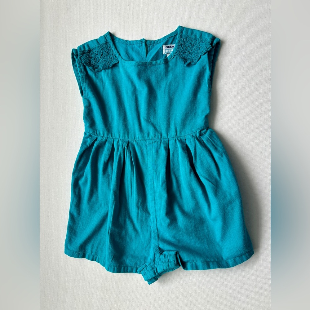 Old Navy girl’s romper teal-colored. It features lace detail.  Size 18-24M.